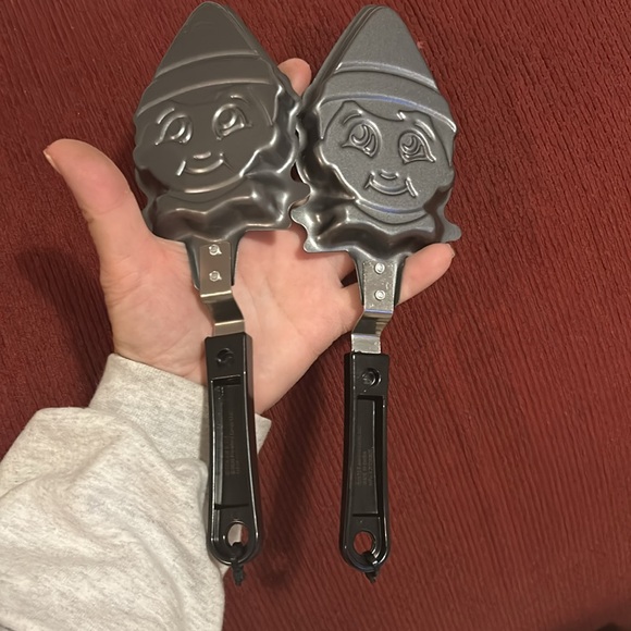 Set of 2 New/Unused Elf on the Shelf Pancake Skillets - Picture 2 of 2